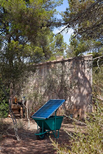 el Solar Roller y una carretilla solar móvil que se puede colocar en la posición óptima respecto al sol para recargar las baterías que se utilizan para alimentar los elementos eléctricos del interior del refugio, como bomba de agua, iluminación y ventilación.