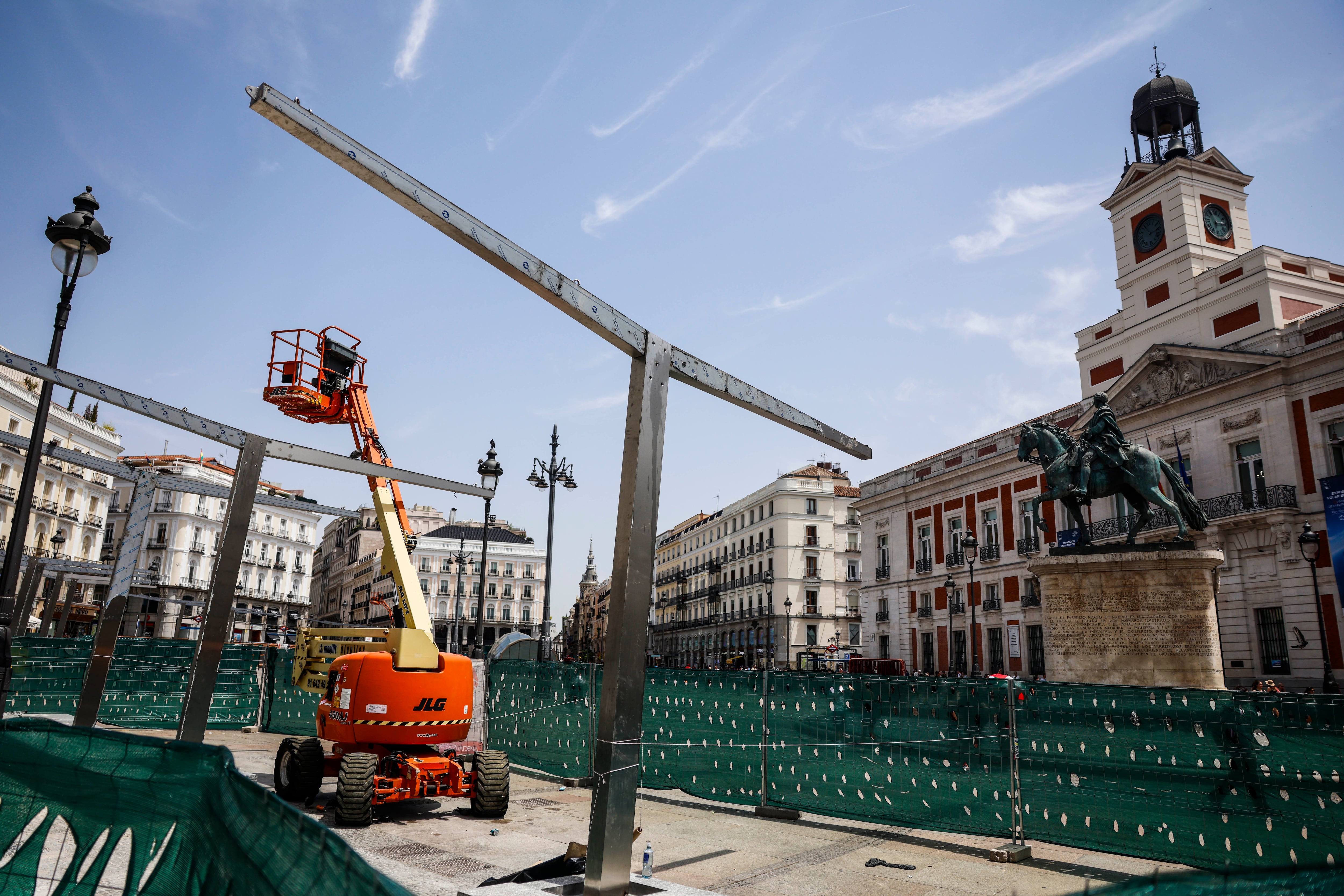 Después de dos años de la gran reforma de la Puerta del Sol, Madrid se gasta millón y medio en toldos de quita y pon  