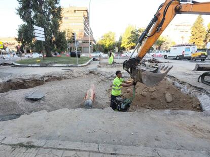 Socavón en Arturo Soria que provoca importantes cortes de tráfico en la zona.