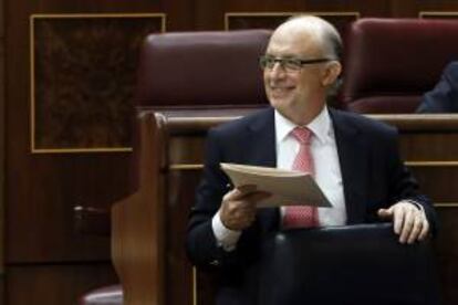 El ministro de Hacienda y Administraciones Públicas, Cristóbal Montoro, durante el debate a las enmiendas parciales presentadas a las cuentas del Ejecutivo para 2013, en el pleno del Congreso. EFE/Archivo