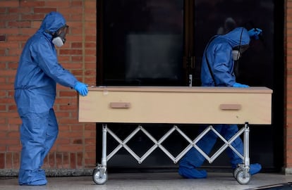 Trabajadores de una funeraria trasladan el féretro de una víctima de coronavirus en el cementerio de Serafín en Bogotá, (Colombia). El Ministerio de Salud de Colombia ha confirmado casi 4.000 casos de coronavirus en las últimas 24 horas, por lo que el balance global del país latinoamericano ya rebasa los 113.000 contagios.