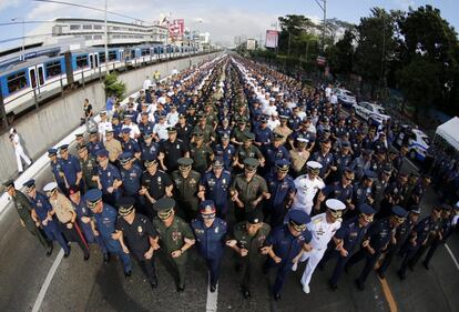 Soldados y policas filipinos marchan durante el desfile celebrado con motivo del trigsimo aniversario de la Revolucin del Poder del Pueblo en Quezon al este de Manila (Filipinas). Filipinas recuerda as la cada de la dictadura de Ferdinand Marcos en 1986.