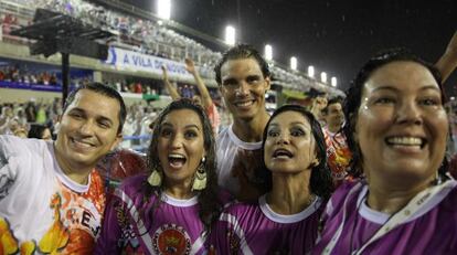 Nadal posa con algunos de los miembros de la escuela de samba