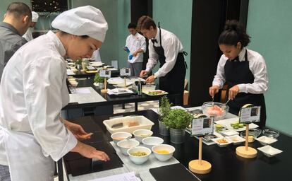 Los participantes elaboran su tapa durante el concurso.