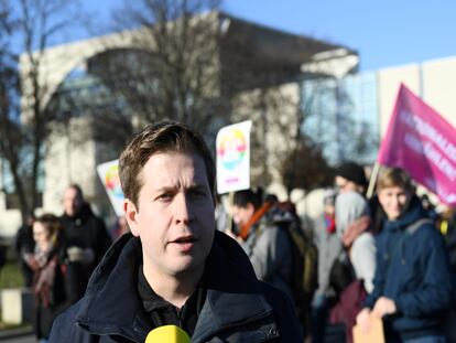 El líder de las juventudes socialdemócratas, Kevin Kühnert, durante una manifestación frente a la cancillería en Berlín el pasado febrero, en contra de cualquier cooperación con la extrema derecha.