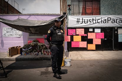 Un policía hace guardia afuera del edificio donde fue encontrado el cadáver de María José Castillo, en la alcaldía Iztacalco.