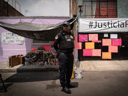 Un policía hace guardia afuera del edificio donde fue encontrado el cadáver de María José Castillo, en la alcaldía Iztacalco.