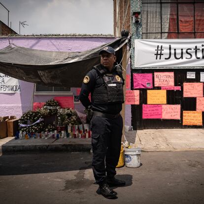 Un policía hace guardia afuera del edificio donde fue encontrado el cadáver de María José Castillo, en la alcaldía Iztacalco.
