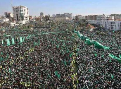 Miles de seguidores de Hamás se han congregado en la plaza Al-Khatiba de Gaza, donde se ha convocado el mitin.