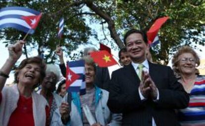 El primer ministro de Vietnam, Nguyen Tan Dung (d), posa junto a un grupo de mujeres luego de colocar una ofrenda floral ante un busto de Ho Chi Minh, en un parque de La Habana (Cuba).