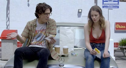 Los dos protagonistas de la serie 'Love' (Netflix) tocan todos los botones de la discfuncionalidad generacional que tan habitualmemte se achaca a los 'millennials'. No tiene dinero para un Mercedes, pero pueden fumar y comer basura sobre él. Total, nunca podrán jubilarse.