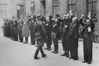Un oficial de las SS, ante un grupo de trabajadores judíos en el gueto de Varsovia.