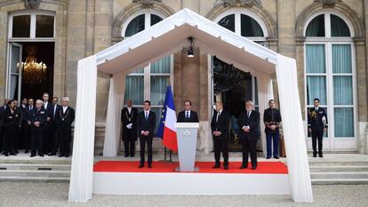 El presidente Fran&ccedil;ois Hollande; el primer ministro de Francia, Manuel Valls; el ministro de Defensa, Jean-Yves Le Drian y el ministro junior para los Veteranos, Jean-Marc Todeschini durante la recepci&oacute;n anual en honor a las tropas francesas.
 