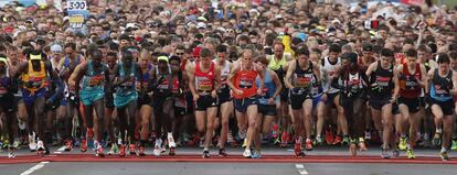 Los participantes de la última edición del maratón de Londres toman la salida