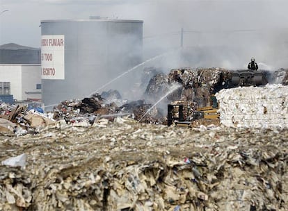 Los bomberos apagan el incendio  en San Martín de la Vega.