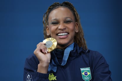 La gimnasta brasileña Rebeca Andrade posa con la medalla de oro de la final de suelo femenino de gimnasia artística.