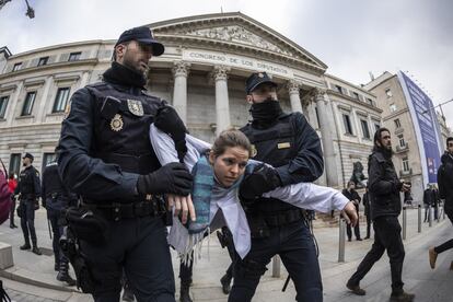 En apoyo a este acto, el diputado de Unidas Podemos Juan López de Uralde ha salido para compartir las reivindicaciones de los manifestantes, que le han recriminado que su partido se haya "rendido" y no haya impulsado una mejor ley contra el cambio climático.