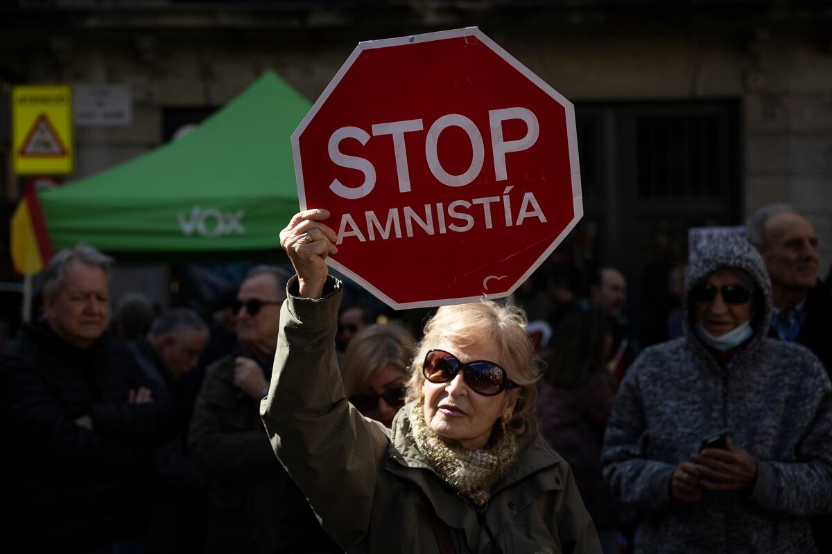 Medio millar de personas protestan contra la amnistía en Barcelona ...