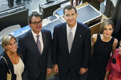 Felipe VI, preside la entrega de premios de la Fundacion Principes de Girona, en el marco del Forum Impulsa 2014. En la imagen, junto al presidente de la Generalitat Artur Mas.