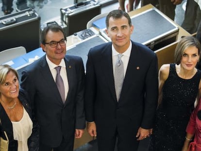 Felipe VI, preside la entrega de premios de la Fundacion Principes de Girona, en el marco del Forum Impulsa 2014. En la imagen, junto al presidente de la Generalitat Artur Mas.
