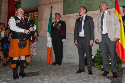 Frank Smyth, embajador de Irlanda en España  (tercero por la izquierda) y Jesús Julio Carnero, alcalde de la Valladolid (a la derecha), durante el homenaje.