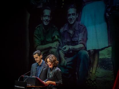 Aitana Sánchez-Gijón lee junto a Juan Diego Botto en el homenaje a la escritora Almudena Grandes, el pasado 7 de noviembre, en el Teatro María Guerrero de Madrid.