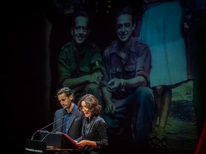 Aitana Sánchez-Gijón lee junto a Juan Diego Botto en el homenaje a la escritora Almudena Grandes, el pasado 7 de noviembre, en el Teatro María Guerrero de Madrid.