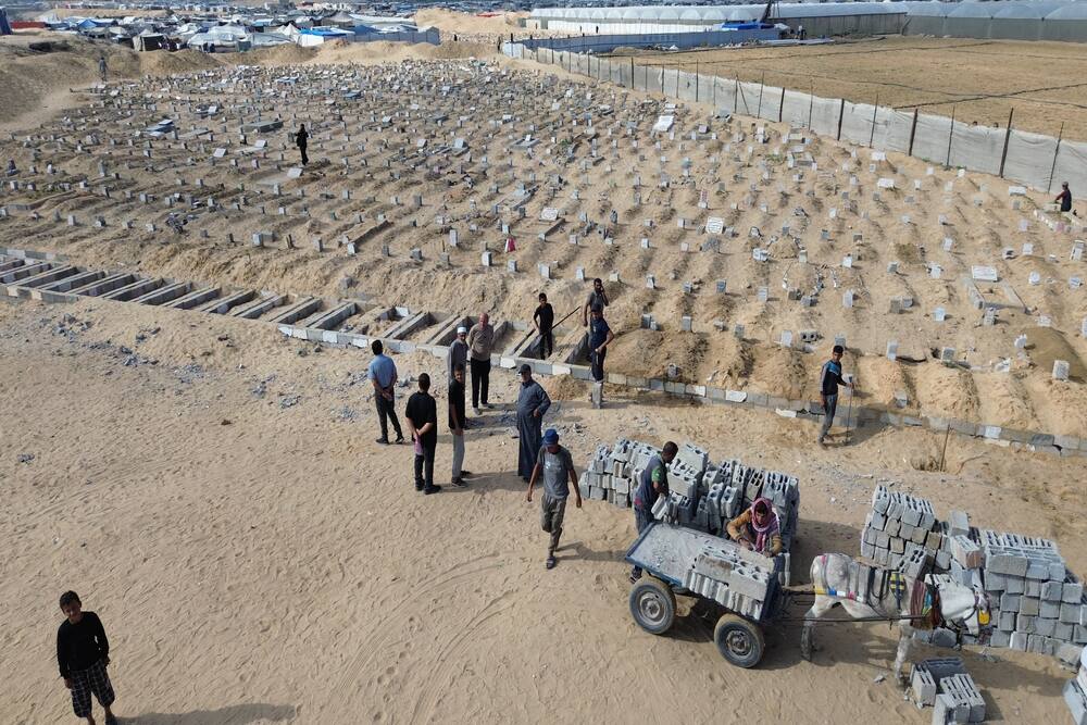 Vue aérienne d'un cimetière après le cessez-le-feu entre Israël et le Hamas à Khan Yunis (Gaza).