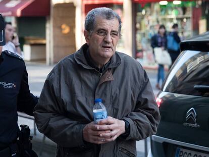 Miguel Rosendo, conducido por un policía al juicio en la Audiencia de Pontevedra.