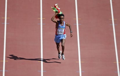 Ghirmay Ghebreslassie celebra si victoria al llegar a meta.