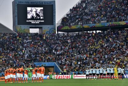 Minuto de silencio en recuerdo de Alfredo Di St&eacute;fano antes del inicio de la semifinal entre Argentina y Holanda en Sao Paulo.