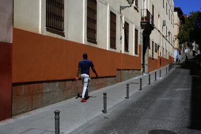 Un vecino pasea por la calle Mesón de Paredes.