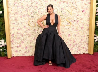 La legendaria modelo Ashley Graham fue una de las primeras en llegar a la alfombra roja y lo hizo luciendo un espectacular y voluminoso vestido de seda negra. 
