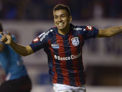 Ángel Correa celebra un gol con el San Lorenzo.