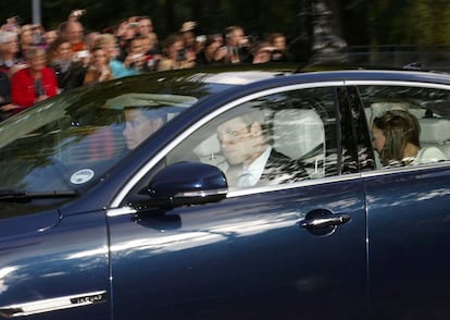 Los duques de Cambridge llegan en un coche oficial junto a su hijo, el príncipe Jorge, a la capilla de St. James, donde será bautizado.