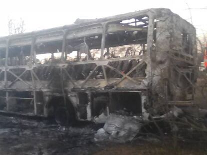 Autobús calcinado en Zimbabue, donde han muerto al menos 42 personas y hay 24 heridos, tras incendiarse la noche de este jueves.