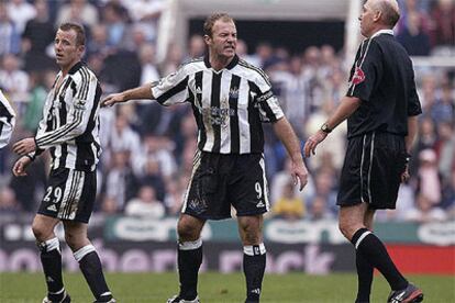 Bowyer, con la camiseta rota, mientras Shearer trata de interceder ante el árbitro