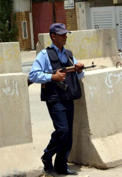 Un policía monta guardia frente a la Embajada egipcia en Bagdad.