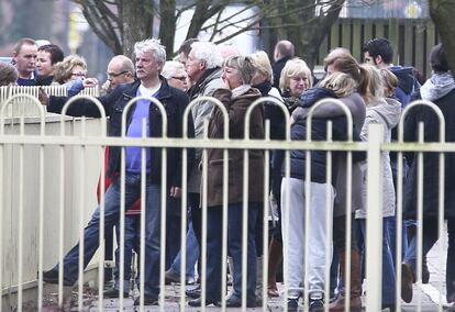 Familiares de alumnos del colegio 't Stekske, en Lommel (Bélgica), esperan noticias sobre las víctimas del accidente a la entrada del centro.