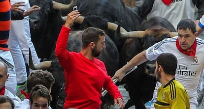 Un corredor arriesgando un &#039;selfie&#039; ante un toro en el encierro de hoy. 