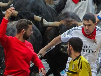 Un corredor arriesgando un &#039;selfie&#039; ante un toro en el encierro de hoy. 