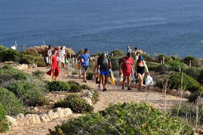 Un grupo de turistas abandona la playa de Isola dei Conigli (Isla Conejo).