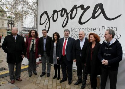 El alcalde de Bilbao, Juan Mari Aburto, en centro, junto a otras autoridades en la inauguración de la Plaza de la Memoria.