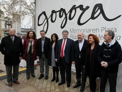 El alcalde de Bilbao, Juan Mari Aburto, en centro, junto a otras autoridades en la inauguración de la Plaza de la Memoria.