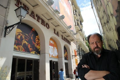 El nuevo director artístico de La Latina, José María Pou, a las puertas del teatro.