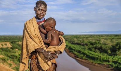 La etnia karo vive en el suroeste de la región del valle del Omo (Etiopía) y son pastoralistas. Otros pueblos de la zona son los dasanech, los mursi o los bodi.