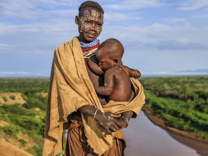 La etnia karo vive en el suroeste de la región del valle del Omo (Etiopía) y son pastoralistas. Otros pueblos de la zona son los dasanech, los mursi o los bodi.