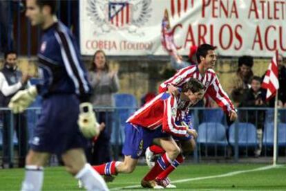 Fernando Torres y Jorge celebran el primer gol rojiblanco con el portero de Osasuna, Elia, en primer plano.