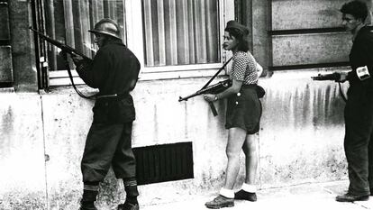 A resistente Simone Ségouin em combate em Paris, em 1944.