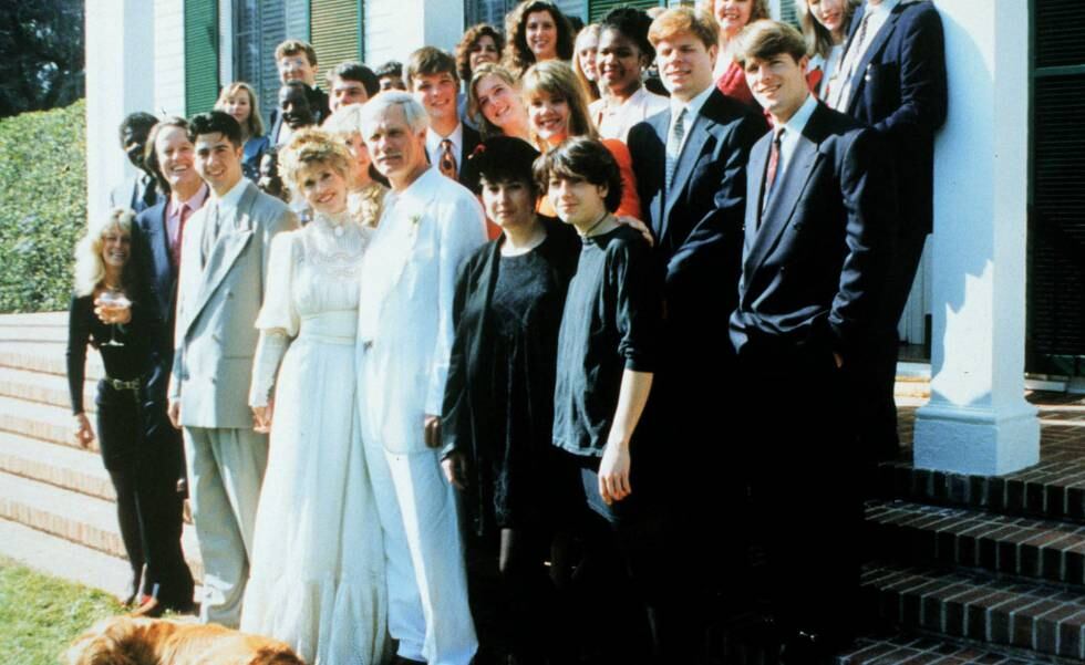 Jane Fonda, con Ted Turner y su familia, el día de su boda en 1991.